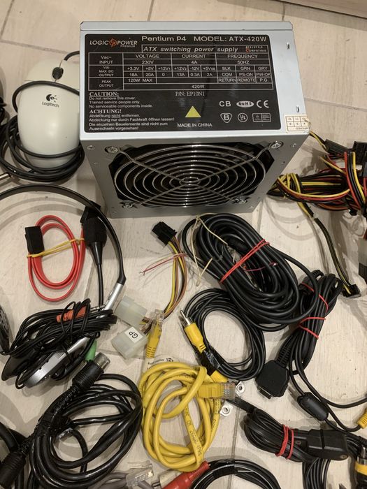 Компьютерні плати та другі комплектующі.