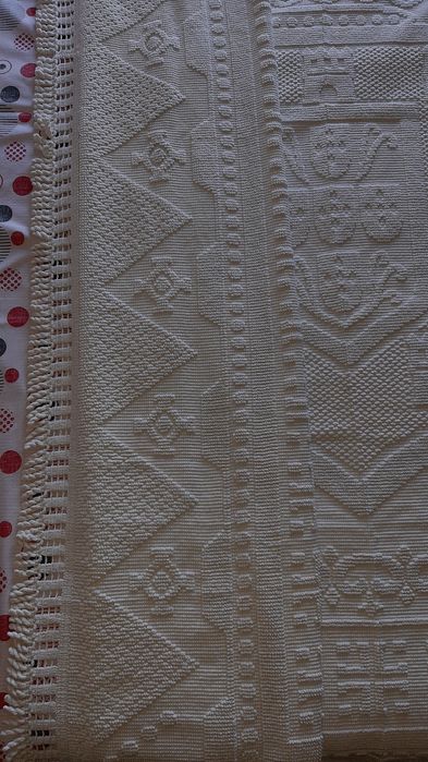 Colcha antiga de algodão feita em tear 2.40x2.10 com um brasão