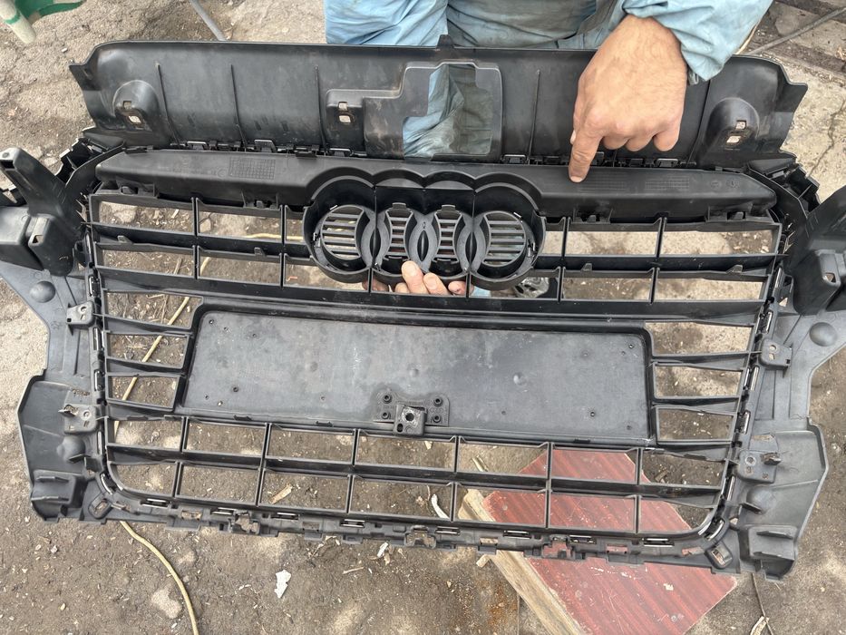 Решітка передньго бампера(радіотара) Audi A3 V8 2012-2016 роки
