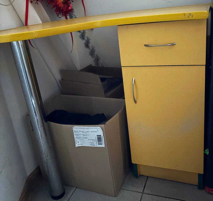 Столи крісла для магазину офісу .