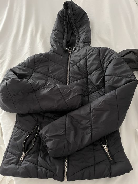 Casaco com capuz preto