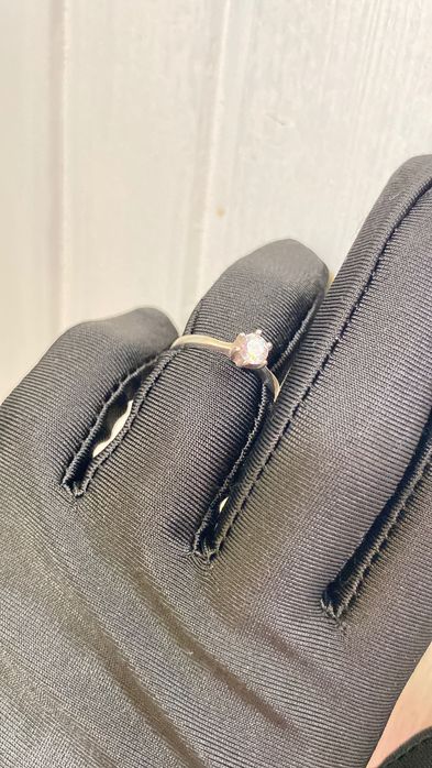 Anel solitário em prata e pedra