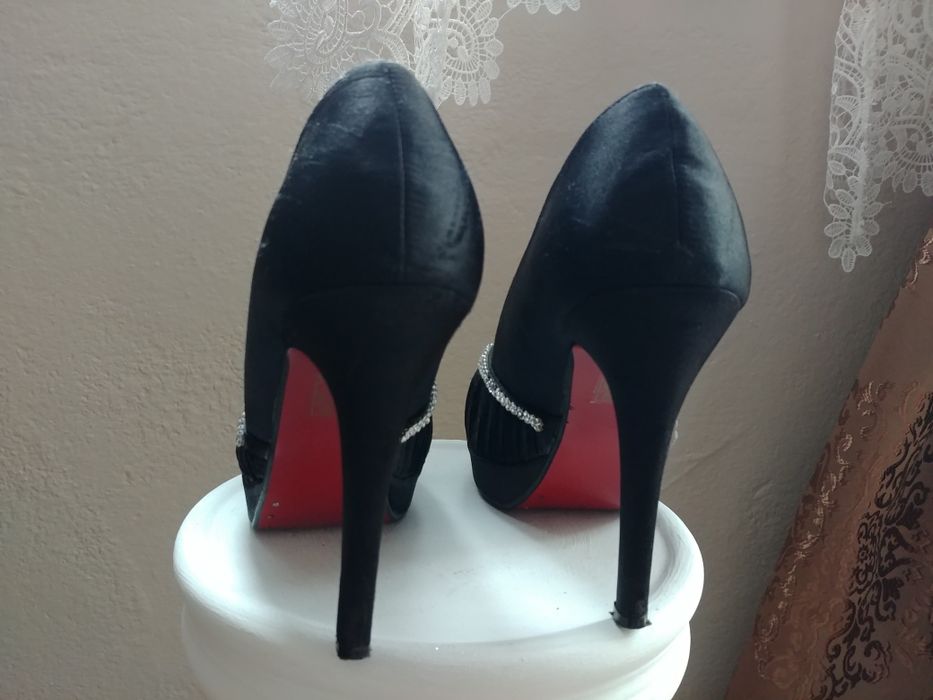 Szpilki półbuty rozmiar 38 platforma czarne czerwona podeszwa cyrkonie