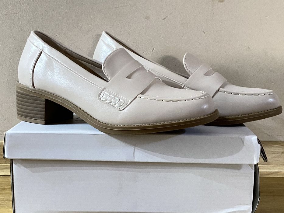buty mokasyny na obcasie beżowe kremowe blady róż