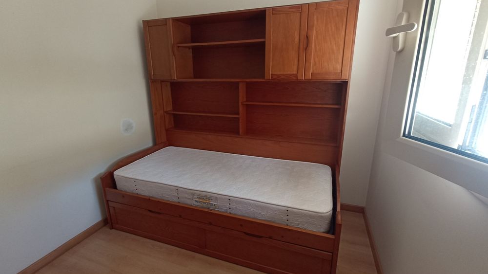 Mobília de Quarto em Pinho Mel - Móvel Estúdio + Roupeiro + Gavetão