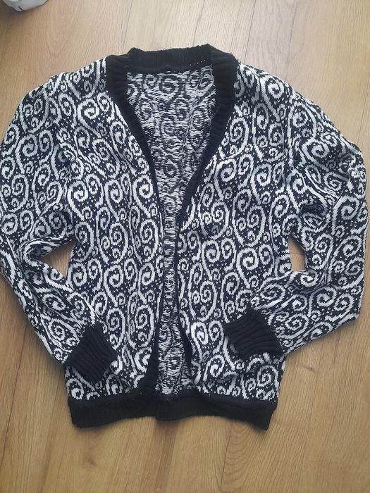 Ciepły sweterek z bufiastymi rękawami rozm.M/L