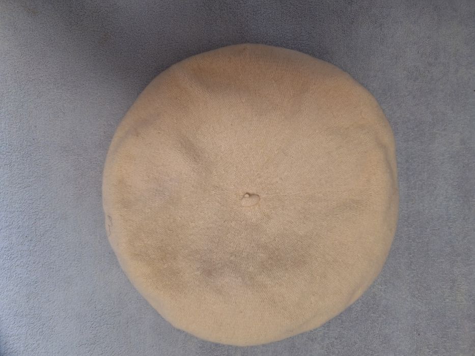 Zestaw dwóch beretow beżowy ,bordowyi