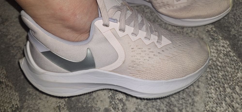 Продам Nike бігові жіночі кросівки