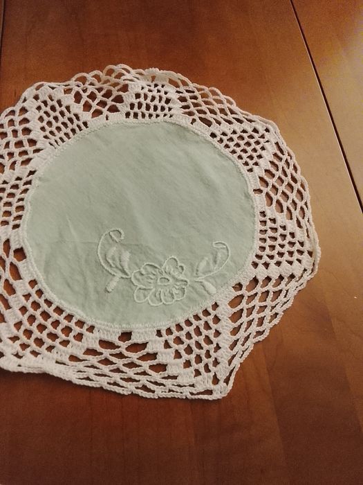 Conjunto de três naperons em renda e tecido verde bordado