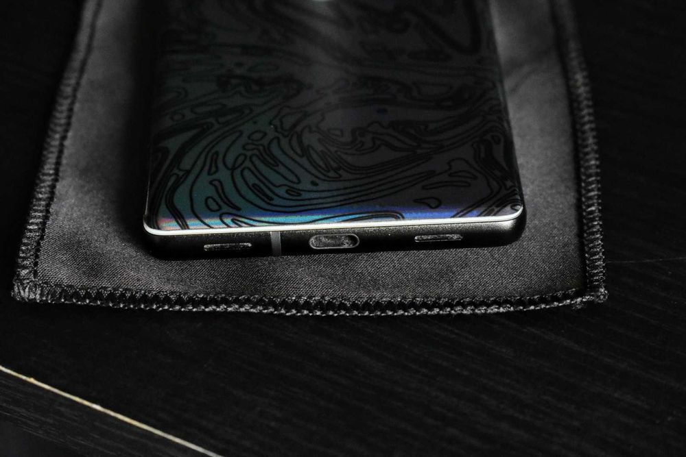 Skin Dbrand Obsidian Damascus para Pixel 6a