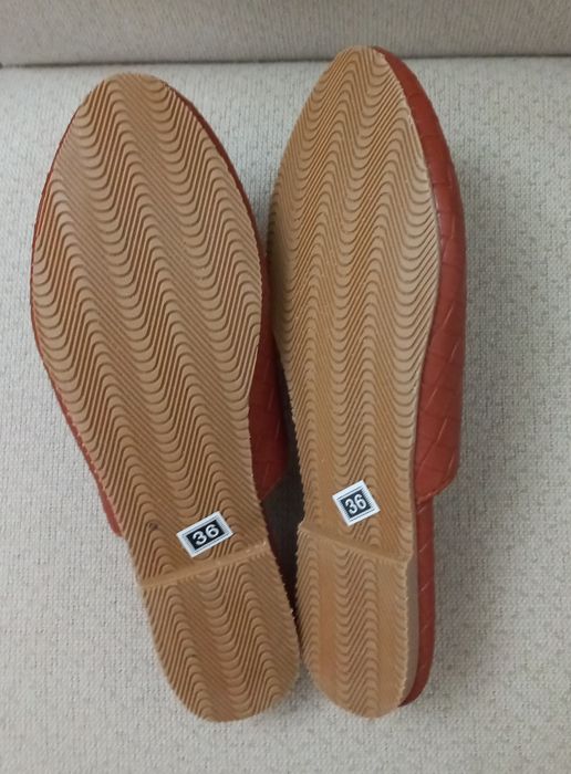 Vendo DOIS PARES de sandálias NOVAS