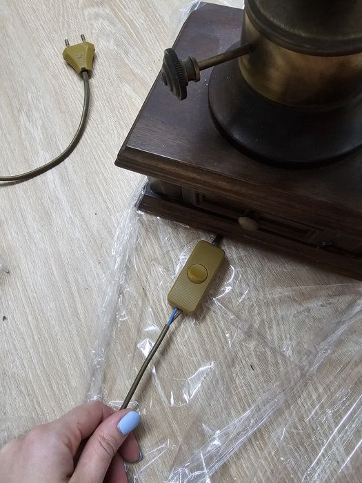 Candeeiro de mesa em vidro e madeira