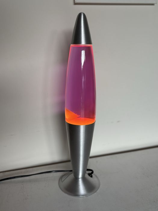 Lampa lawa – fioletowa z żółtymi bąblami.