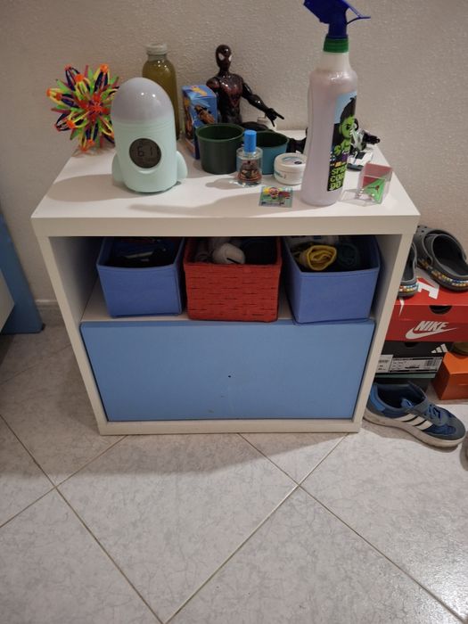 Cama juvenil com mesa de cabeceira