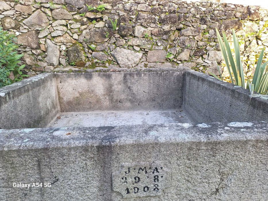 Tanque de pedra antigo de 1908