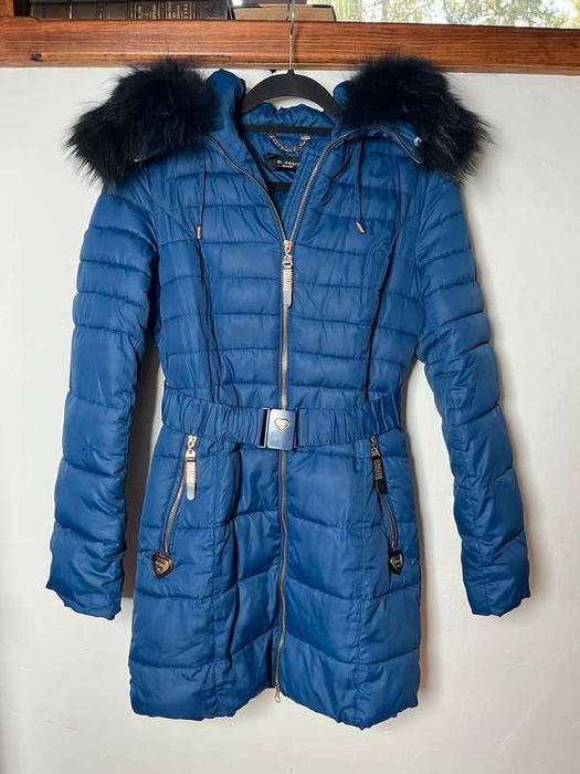 Damski ciepły płaszcz pikowany z kapturem niebieski Monnari rozmiar 36