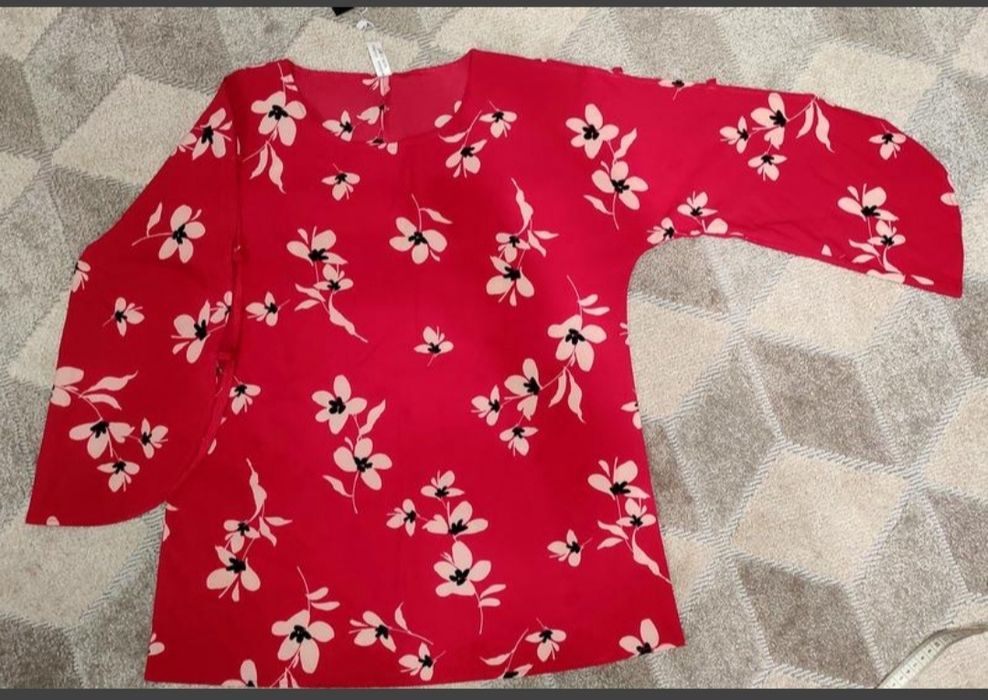 Красная блуза с разрезами на руках / кофта с цветами / красивая блуза