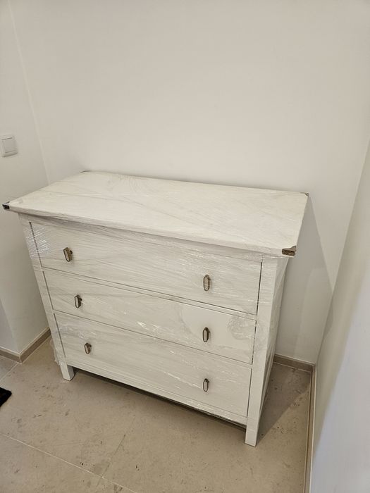 Cómoda branca IKEA