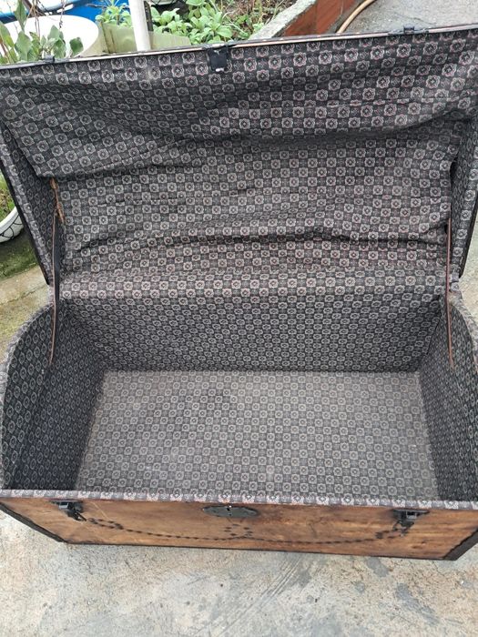 Arca antiga forrada a pele  medidas altura 0.60 comprimento  1m l