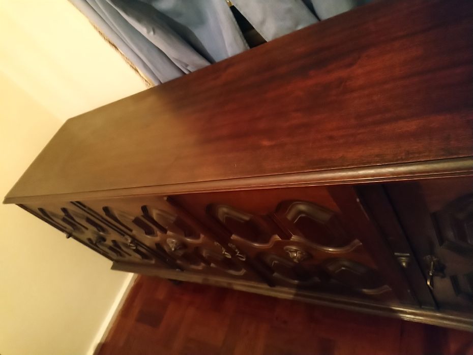 dois móveis louceiros