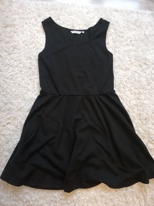 Czarna sukienka na grubych ramionczkach
