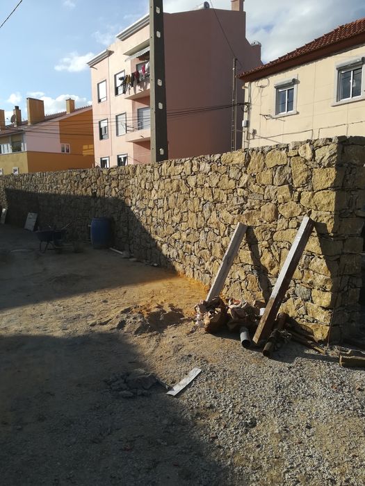 Fazemos muros rústicos de pedra a Norte a Sul do país