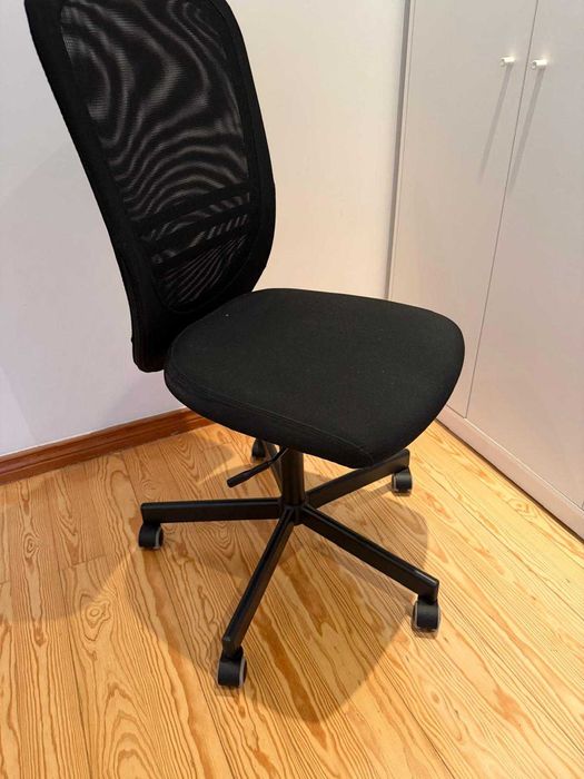 Cadeira de escritório IKEA FLINTAN preta em ótimo estado