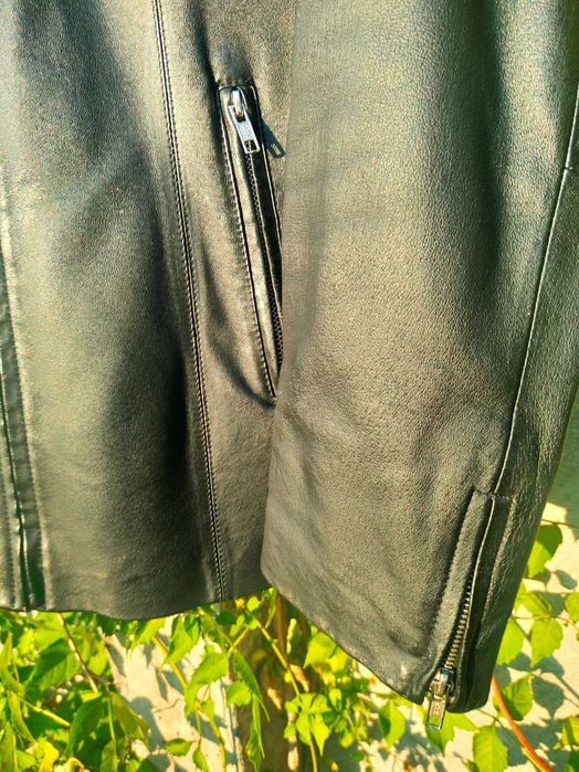 Куртка чорного кольору з натуральної шкіри з капюшоном, утеплена.