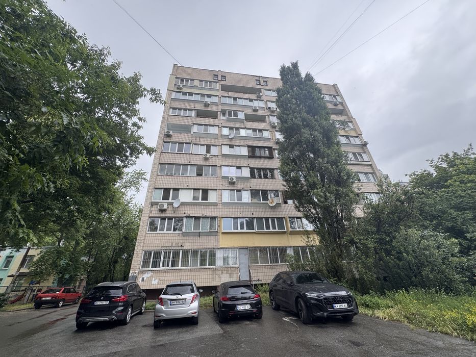 Продається велика кімната метро Шулявка 3хв пішки