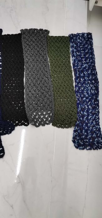 Cachecóis de lã feitos à mão