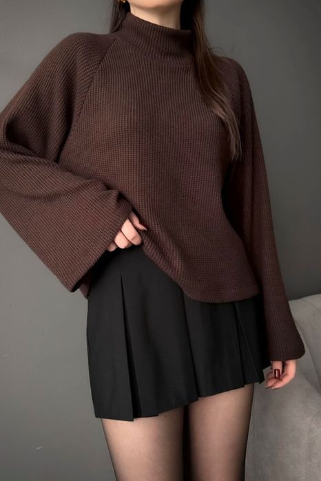 Светр з обʼємними рукавами шоколад с-м