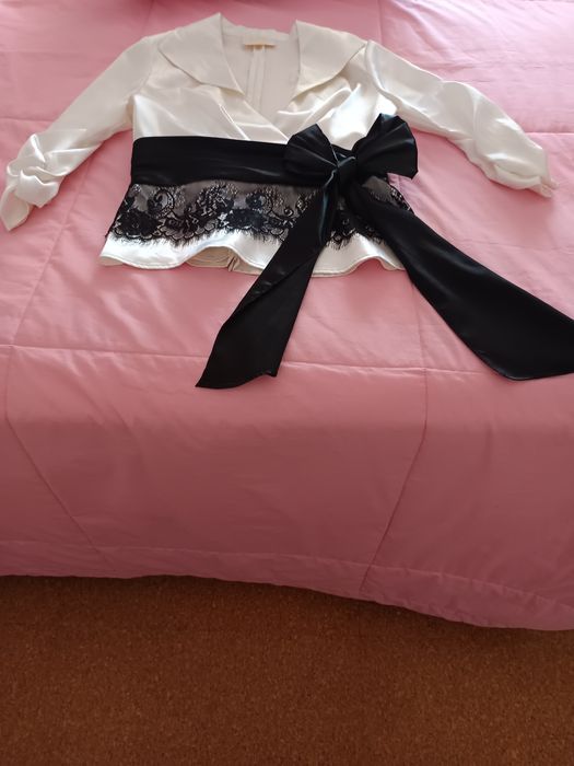 Elegante blusa acetinada, cerimónia-Pitti Difusion.