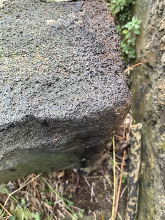 Pia esculpida em pedra de lavoura, basalto.