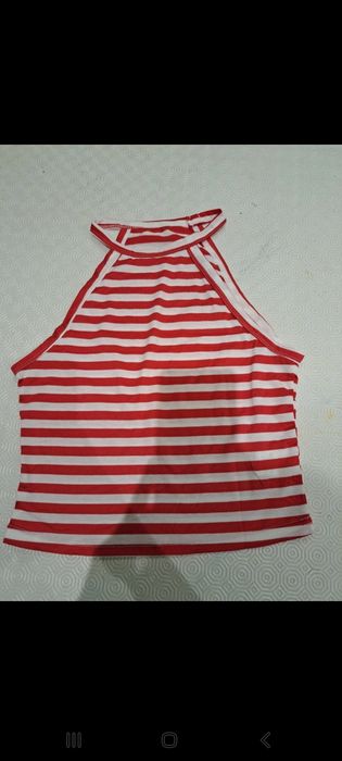 Top as riscas branco e vermelho
