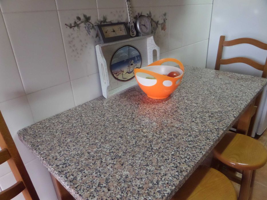 Mesa Cozinha Madeira Carvalho e Tampo de Granito, Cadeiras e Bancos