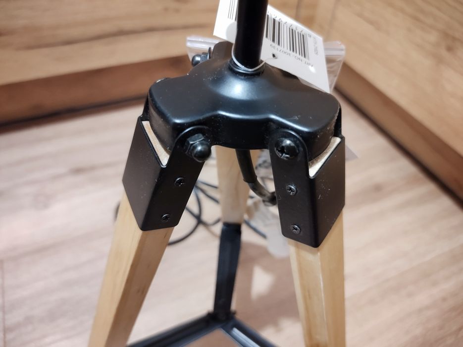 Podstawa lampy, drewniany statyw loft, stylowy trójnóg.