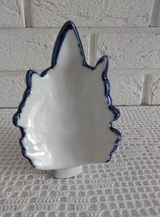 Ceramiczna figurka ręcznie malowana.