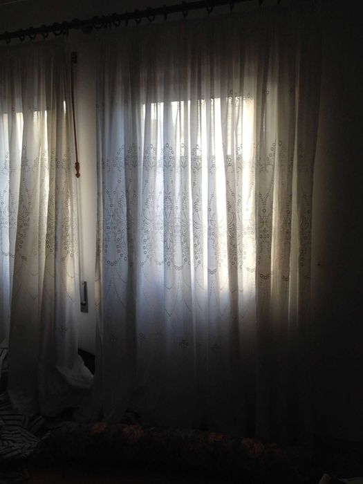 Cortinados cremes bordados