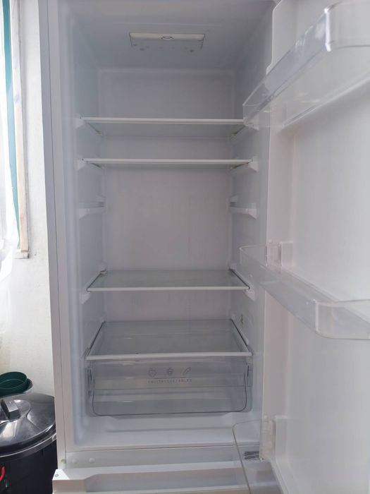 Frigorífico 100% funcional (sem uma tampa do congelador)