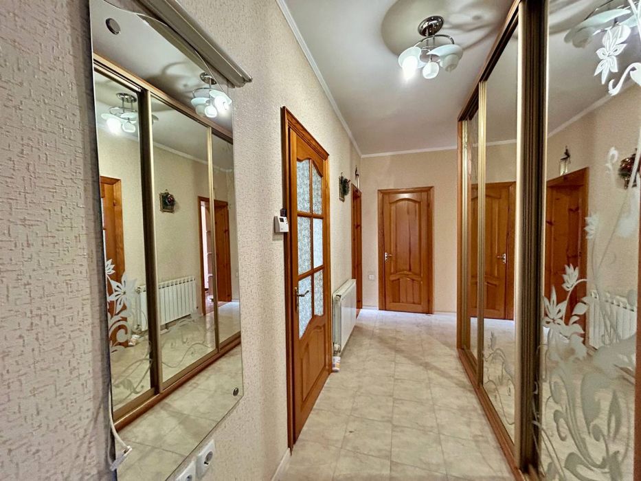 Продам будинок з гаражем і укриттям в центрі Бучі