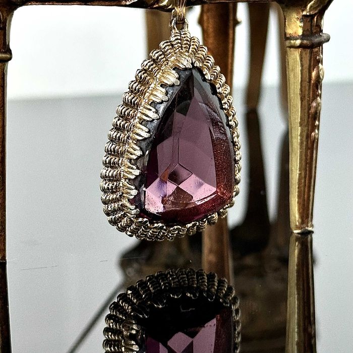 Pozłacana przywieszka z lat 60-tych w stylu La bella epoque z Anglii