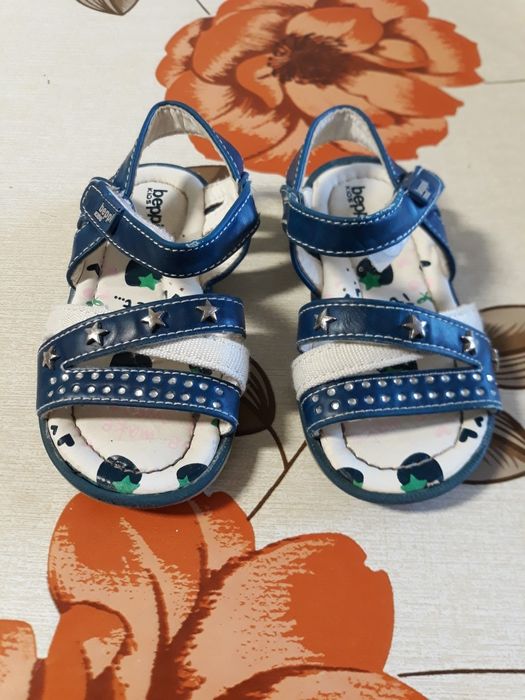 Sandálias de menina