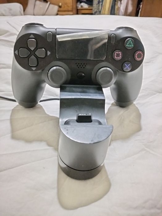 Consola PlayStation 4 + 2 Comandos (1 Transparente Nacon) + Base de Carga Dupla Oficial