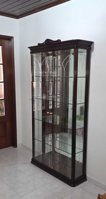 Vitrina em Mogno em muito bom estado