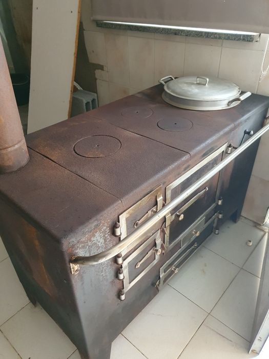 Fogão de lenha com panela em alumino