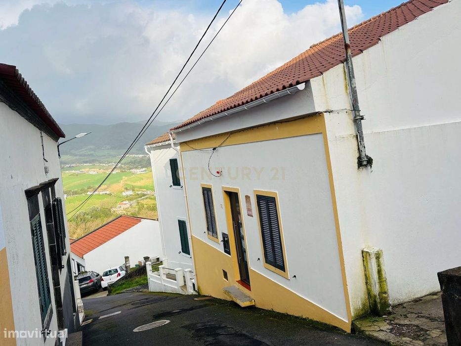 Moradia T2 em Povoação - Oportunidade de Renovação
