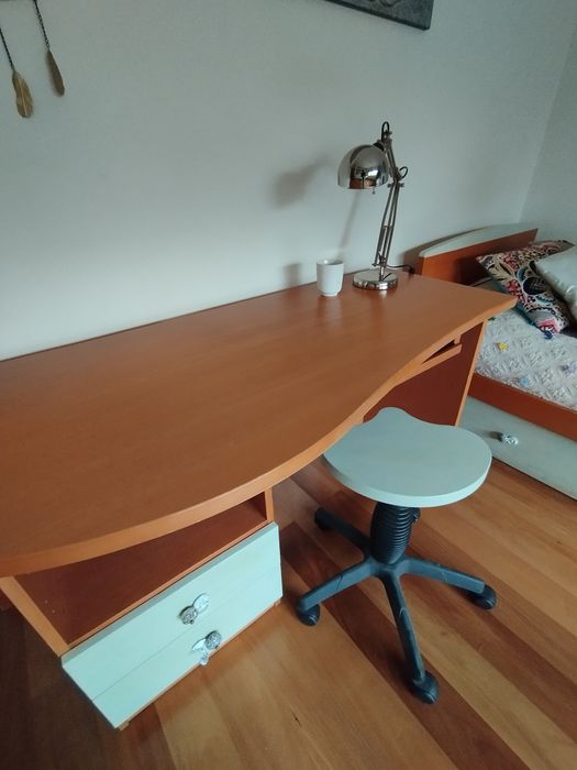 Secretária de madeira com banco