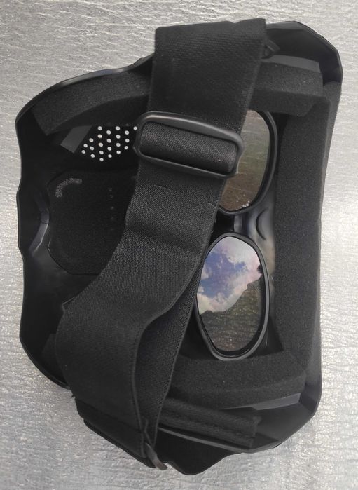 Мотоциклетна маска у вигляді черепа з тонованими лінзами. Пластикова.