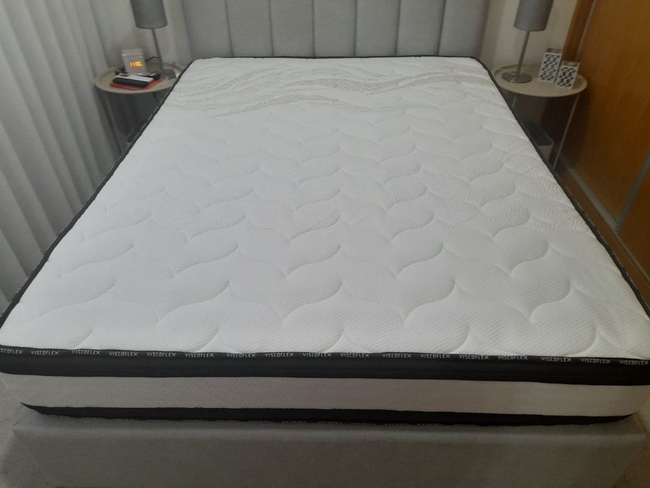 Cama / Sommier com cabeceira cinza muito clarinho+ colchão novo viscoelástico