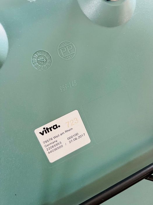 Cadeira de baloiço Eames em cor menta da Vitra